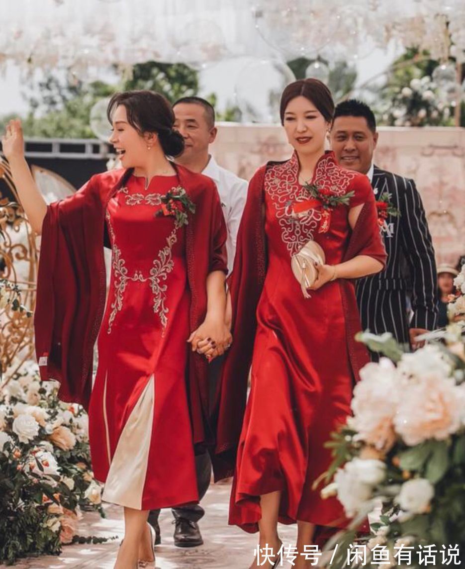穿搭|两位亲家母真高调!婚礼上同穿红旗袍比美,把新娘风头都给抢了