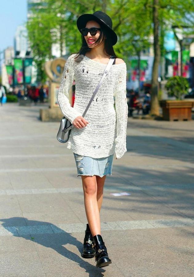 温暖|美女身穿蓝色长裙,上面的碎花很有复古气息,给人一种温暖的感觉