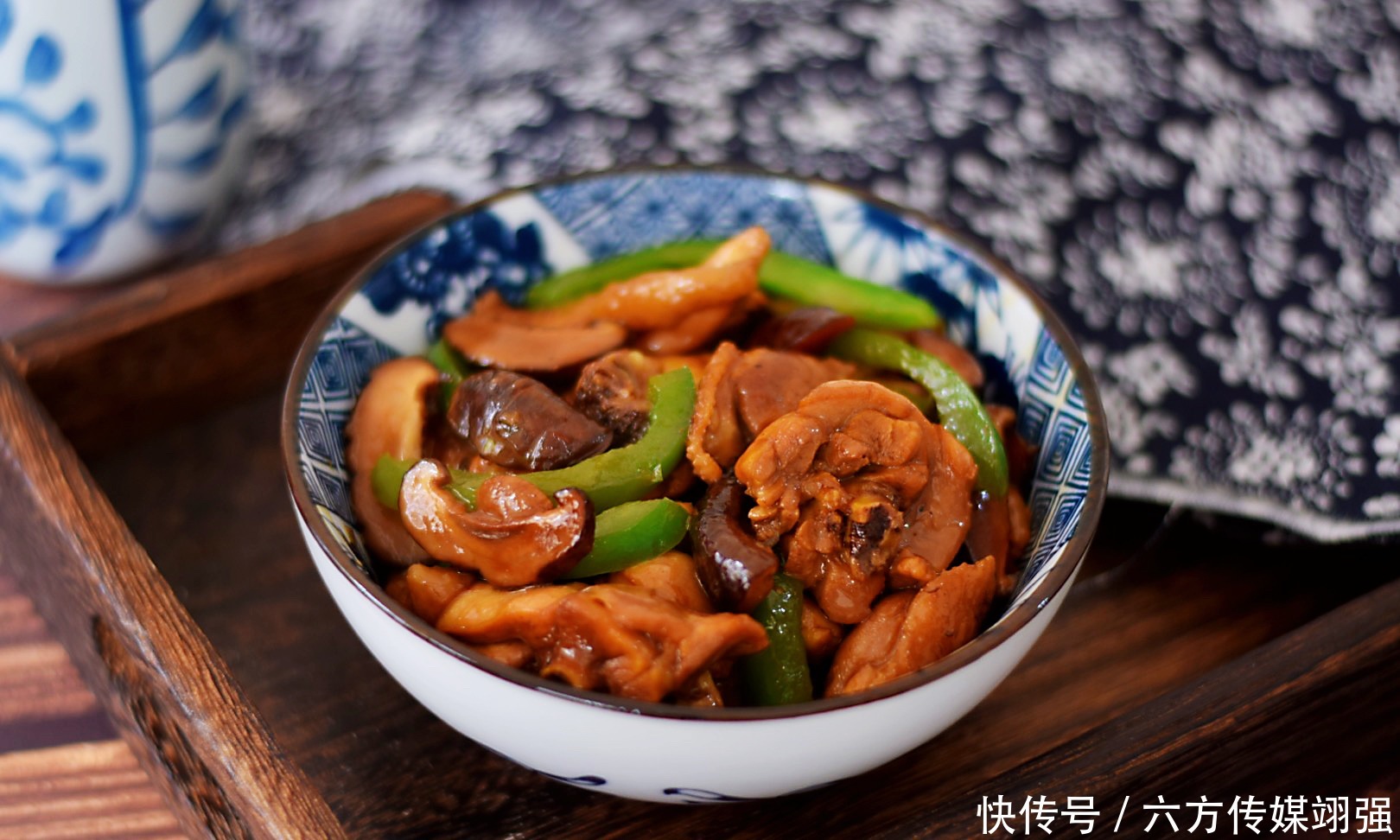  黄焖鸡家常做法，肉质滑嫩，味道鲜香比饭店还好吃，太香了