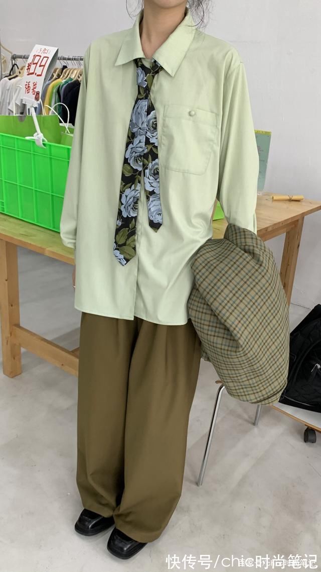 颜色|夏末与初秋交界的时节，什么颜色应该占主导，豆绿色应该榜上有名