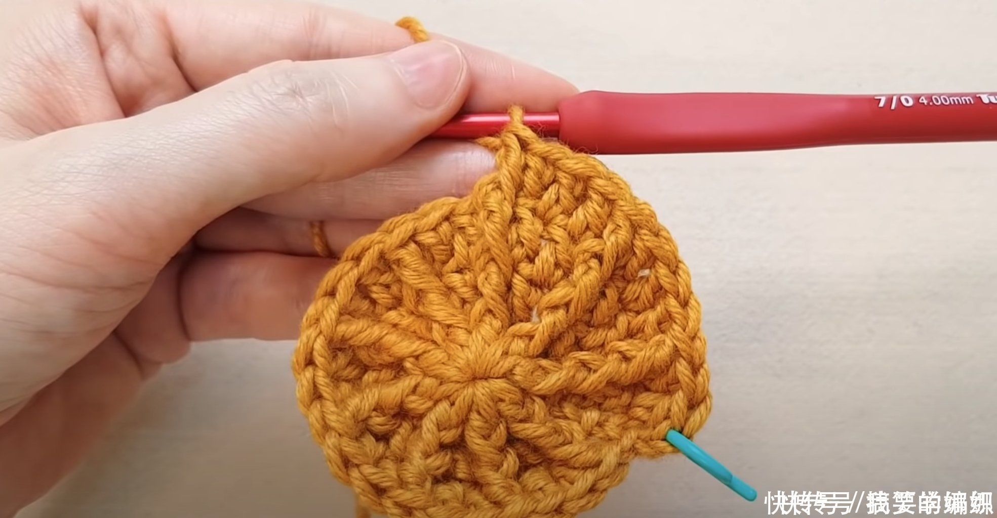 冬夏都可戴的一款帽子,只需换不同的线来钩,出行携带方便可折叠