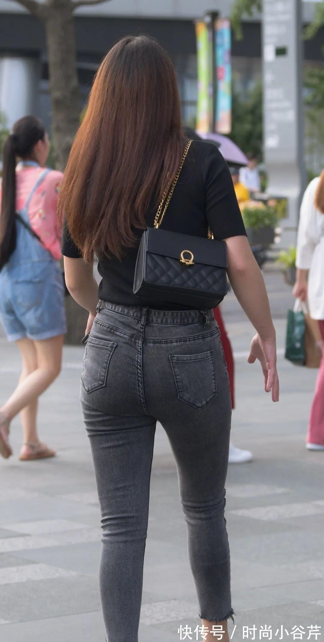 小姐姐 简单且自然得到穿搭,静静的看着就很迷人