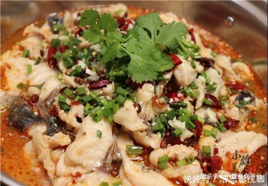 鱼尾处|才发现，原来草鱼去刺这么简单，2分钟学会，鱼刺去除快速又干净