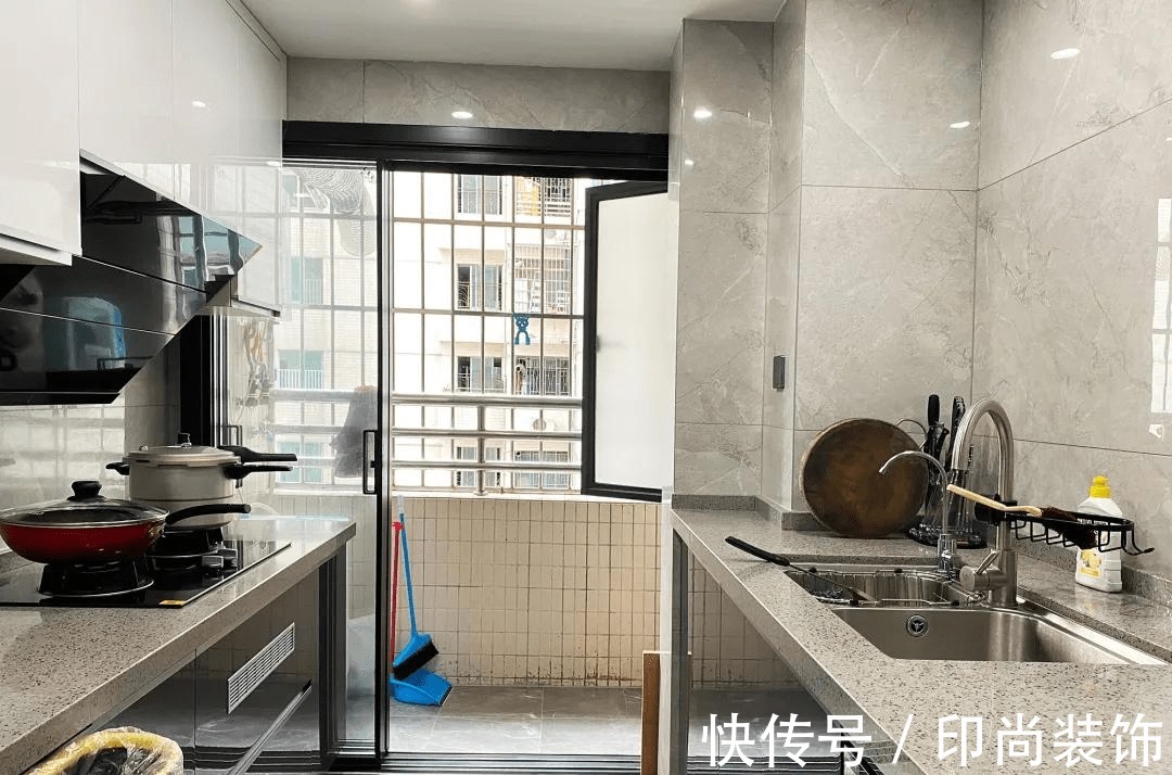 厨房|黄石印尚装饰 ▏爆改98㎡老房,厨房连推两堵墙,客厅是全小区最美的!