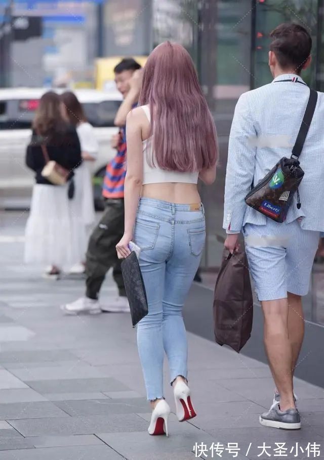 铅笔裙|美女街拍:牛仔裤用心穿搭,让女性变更加高挑,牛仔裤都可以