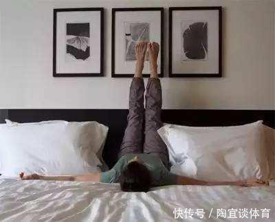 双腿|女性每晚睡前坚持“靠墙抬腿”,会有什么好事发生?有4大好处