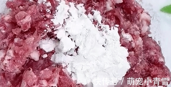 肉肠|入秋后,嘴馋别忘做这个,一烫一晒,锅中再一煎,切片摆盘就能吃