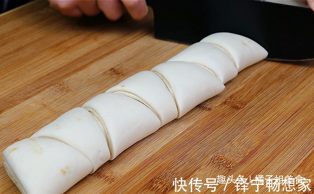 面粉别只蒸馒头了，教你新吃法，比包子简单，比馒头好吃，解馋