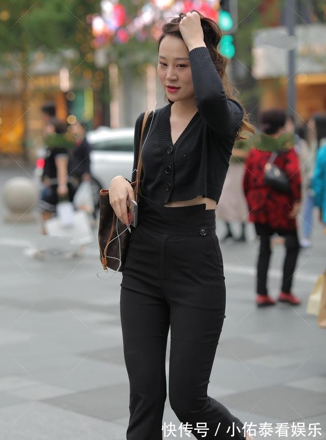 牛仔裤 性感外套配上黑色打底裤,打造硬朗线条,更显成熟气质