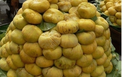 老大爷摆摊卖这个“烂水果”,一个只要2元,刚放下就被抢光了