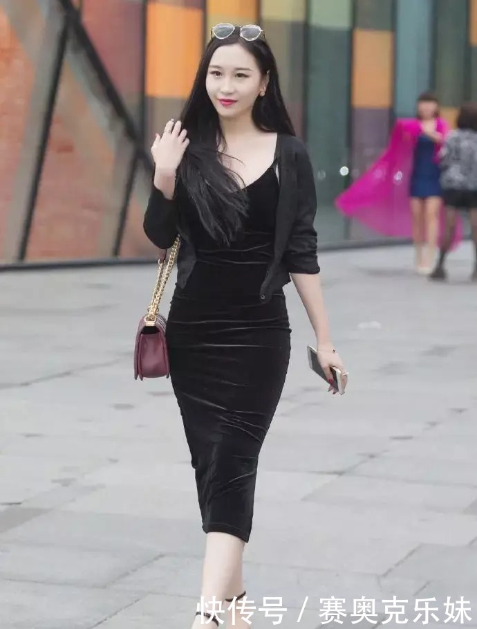 ÐÞÉí|ºÉÒ¶ÂÞȹһɫ²Ã£¬Ü½ÈØÏòÁ³Á½±ß¿ª£¬ÐÞÉí³¤È¹ÑÝÒïµÄÓÅÑŶËׯ֮ÃÀ