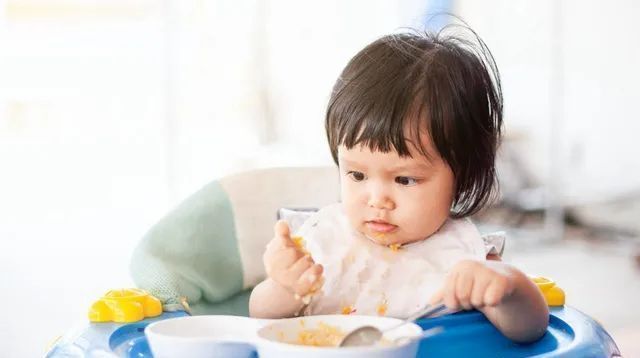 咀嚼|什么时候给宝宝添加固体食物这些细节要注意,尤其是咀嚼能力