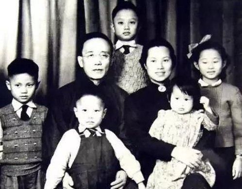 郭沫若|郭沫若骂鲁迅:衣冠禽兽,鲁迅回了14个字,郭沫若哑口无言