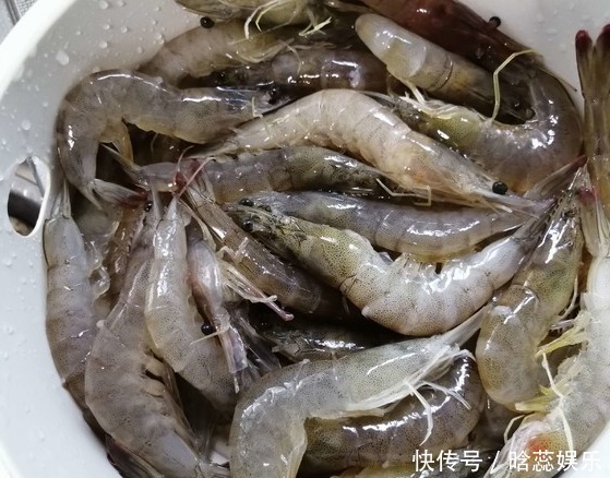 煮虾时,放油好还是放盐好大厨都不对,放它虾肉才会更鲜嫩!