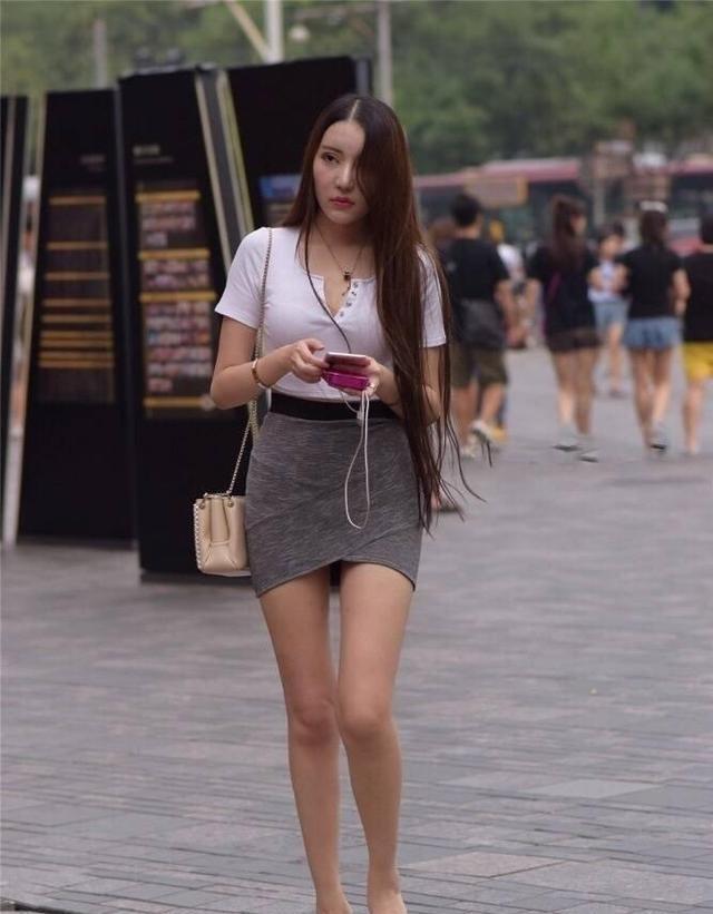 青春|时尚的姐姐牛仔衣搭牛仔短裤,脚踩马丁靴,充满青春的美丽