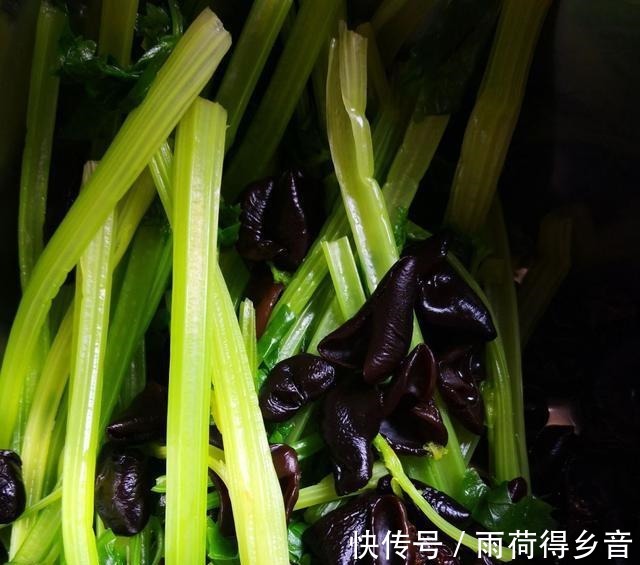 这菜千万不要隔夜吃，吃一次比喝酒危害还要大，还不进来看看！