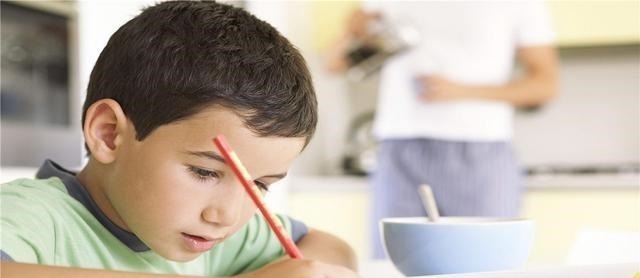 父母|李玫瑾这些东西会影响孩子大脑发育，家里再穷也不要断太早