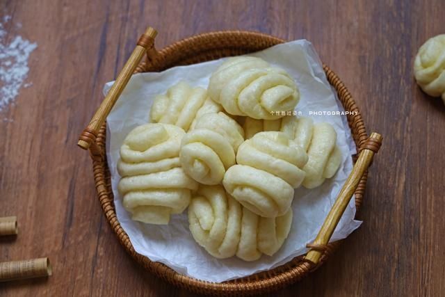 面团|面粉别蒸馒头了,教你做迷你小花卷,没有配菜一口气也能吃好几个