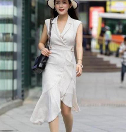 美女|长发飘飘恬静的美女,白色外套配牛仔裤,一双短靴更使身材有型