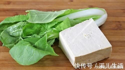 豆腐块|白菜别再直接炒了，加1块豆腐，比吃肉还过瘾，上桌连汤汁都不剩