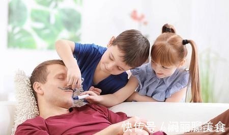 同学|7岁女孩踩碎同学眼镜,妈妈却不当回事,直到看到发票才深感后悔