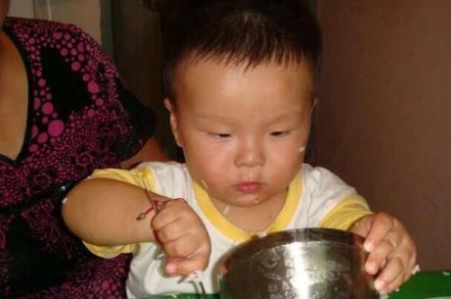 舌苔|姥姥带双胞胎5年,很少往医院跑,分享:常做3事,别让娃积食