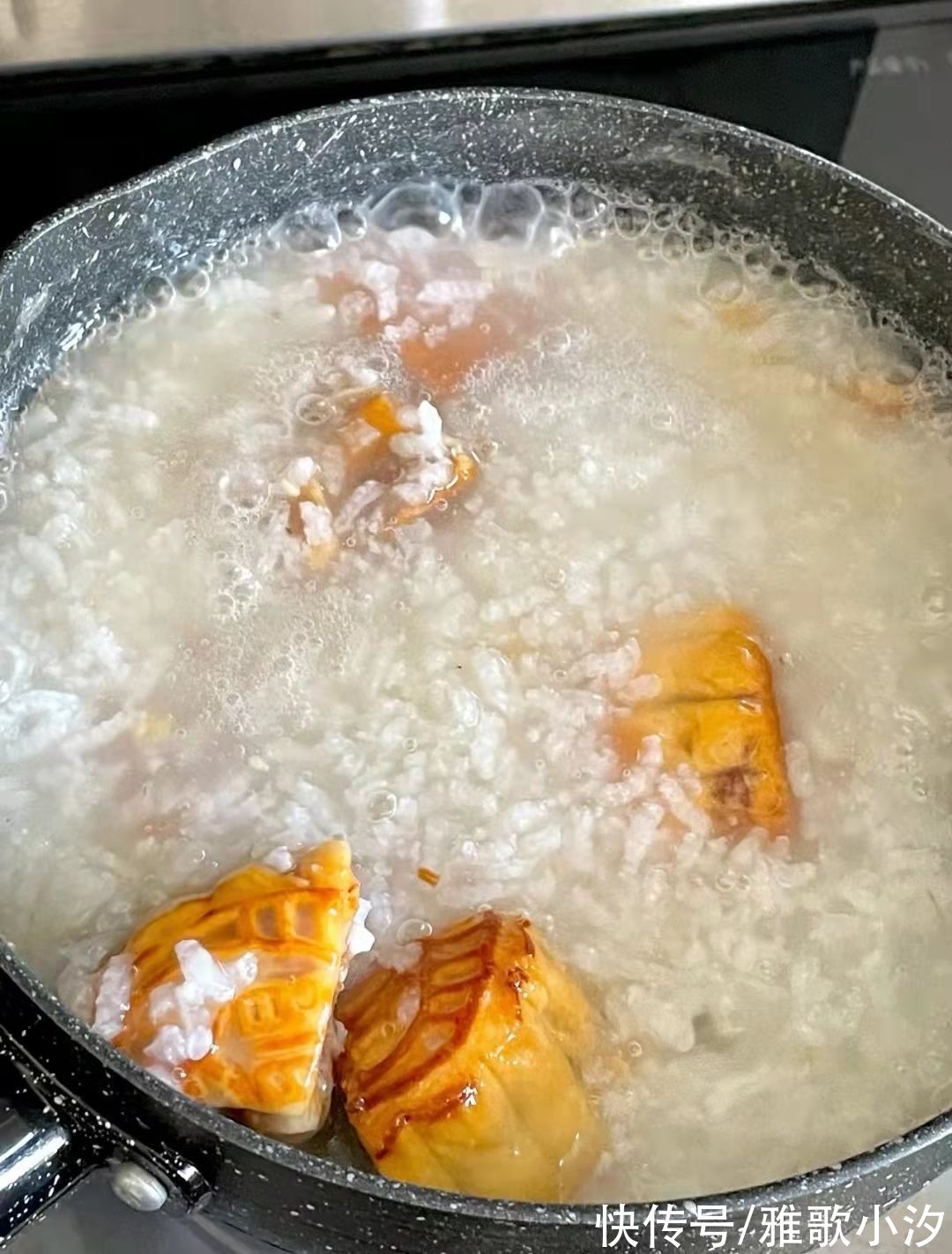 吃不完的月饼都到哪里去了？网友：我妈早上用来给我煮粥了
