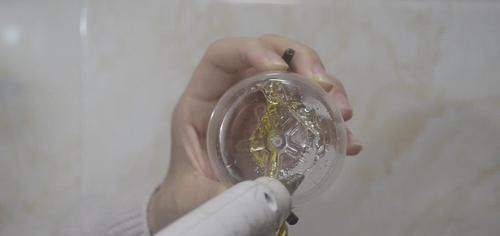 卫生间|塑料瓶上穿一根绳子,放在卫生间一年省下不少钱,早点知道就好了