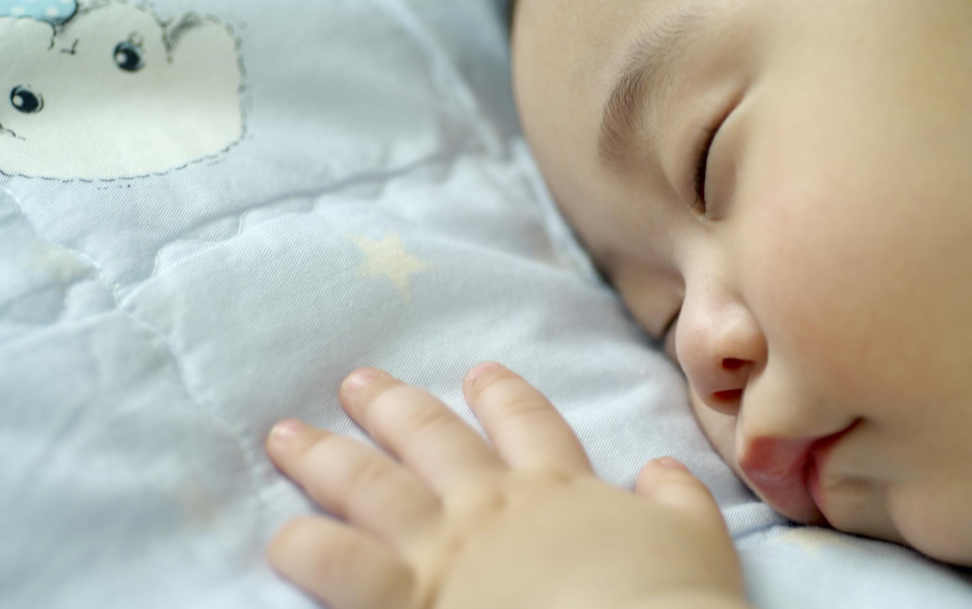 小觉|婴儿小觉短、哄睡难,家长做到“3管3不管”,轻松改善白天睡眠