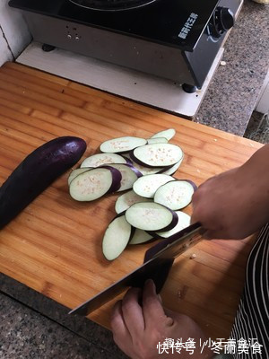 茄子别再红烧了,不蒸也不炒,一次五个不够吃,全家都叫好