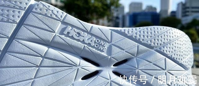 碳板 只有中底,没有大底的跑鞋,你想不到这双Hoka有多耐磨