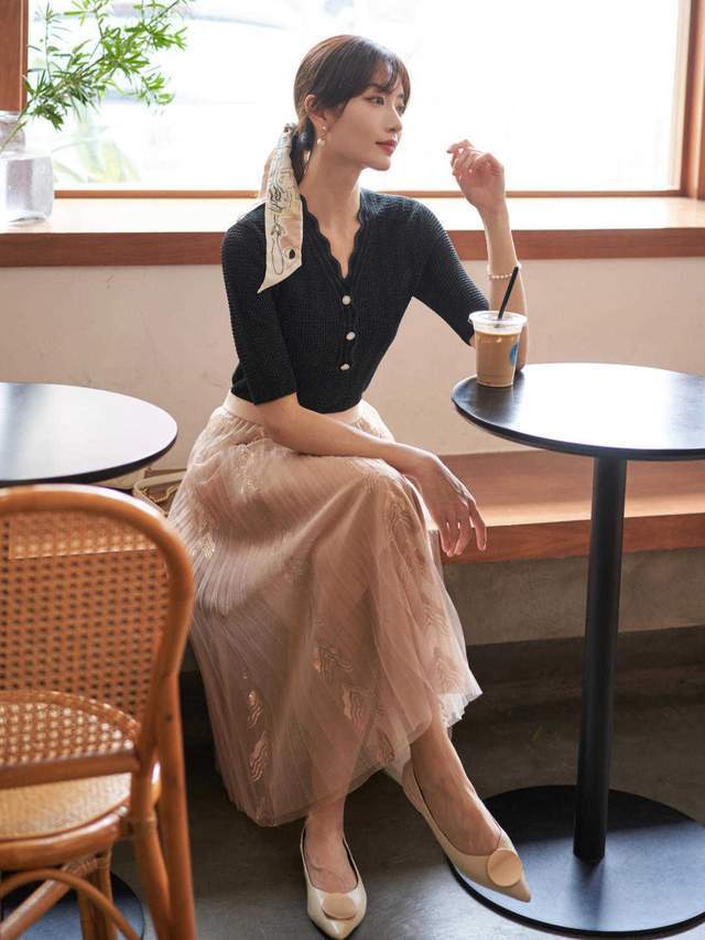 少女气质|2、30岁如何穿出高级的优雅感?衬衫配半身裙,少女气质感十足