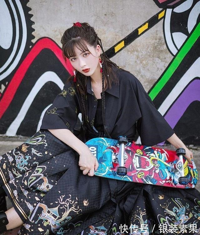 jk 最近火了一种穿法叫“上面JK,下面汉服”,高级感十足,太养眼
