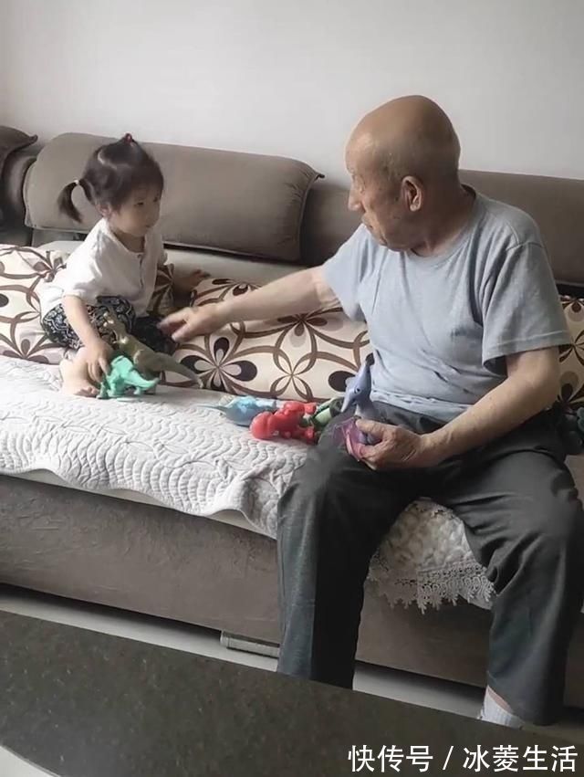 太爷|4岁宝宝与83岁太爷争玩具,奶奶不知该帮谁,网友一个老祖宗,一个小祖宗