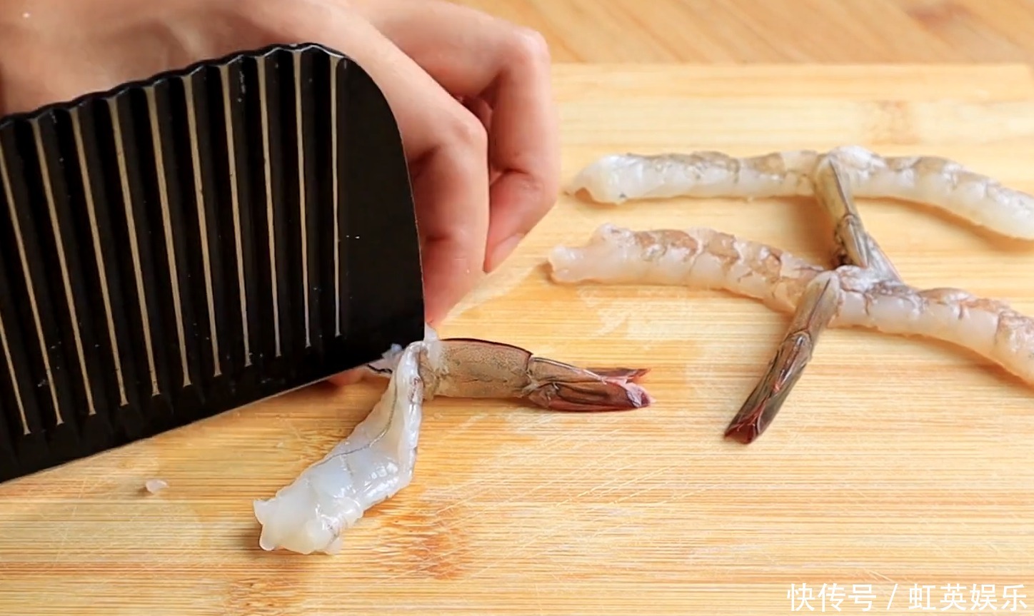 锅贴这样做还是第一次见,鲜香酥脆,营养解馋,有钱不一定买的到