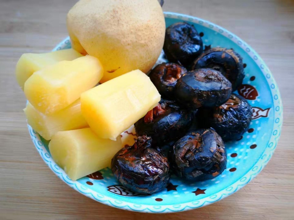 咳嗽|寒冬感冒咳嗽,三种水果煮一锅,是糖水也是药,对小孩久咳很管用