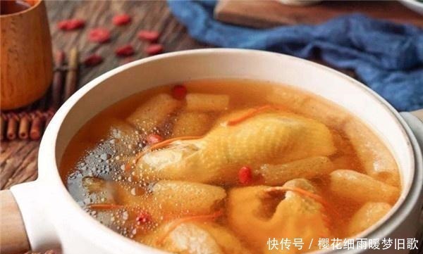 清炖鸡汤,直接炖大错特错!水中加点它,新鲜无腥味,营养少流失