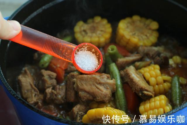 玉米|此菜虽然看着是一锅乱炖，却是超级美味又下饭，吃上就不想停嘴！