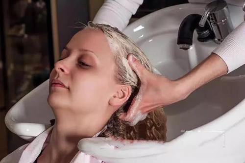 洗头|头发多久洗一次最好?多数人一直都做错了,难怪掉发严重发际线高