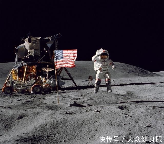 地球上可以看到星星，为什么月球上只有一片漆黑呢