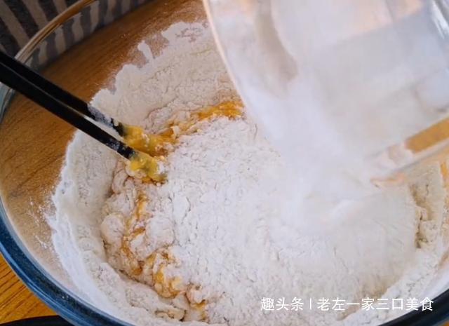 6个鸡蛋加一碗面粉，不用烤箱，不用油炸，简单一做，比吃肉还香