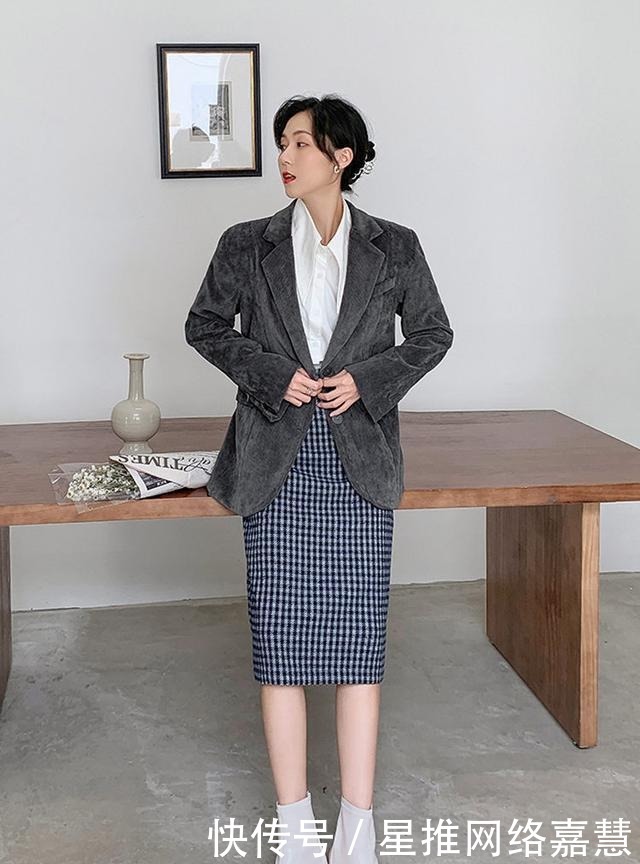 西装外套火了一年,最近流行的是“灯芯绒”西装,时髦保暖又气质
