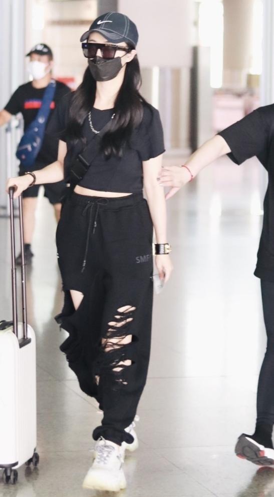 黑色|35岁的薇娅身材高挑纤瘦，穿黑T恤搭配黑色破洞工装裤，又飒又美