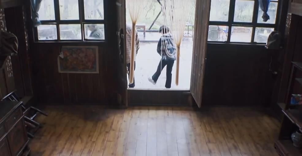 46岁何炅老师也难敌变老?录综艺时额头戴假发片,两鬓发量稀疏