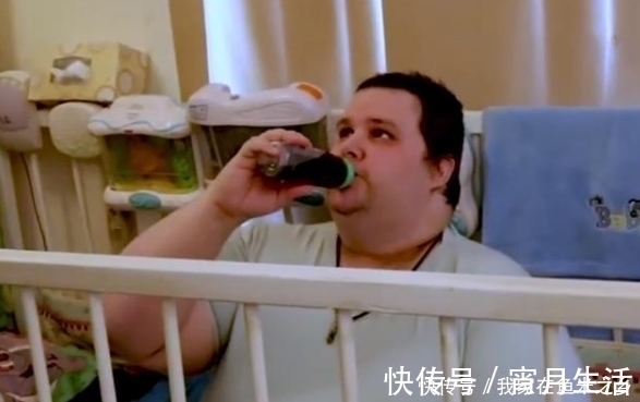 美国|美国33岁“巨婴”火了，用奶嘴穿纸尿裤，每天等着妈妈喂饭