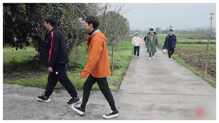 张艺兴来《向往5》充当工具人,忙得镜头都没有,黄磊彻底解放了