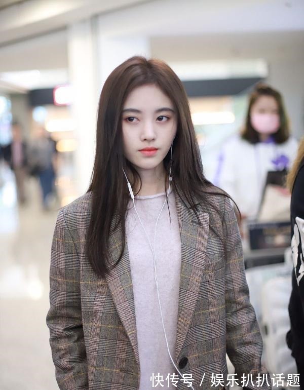 流行色彩 中年女人秋天别总穿一个颜色,不如试试这4种流行色彩,高级洋气!