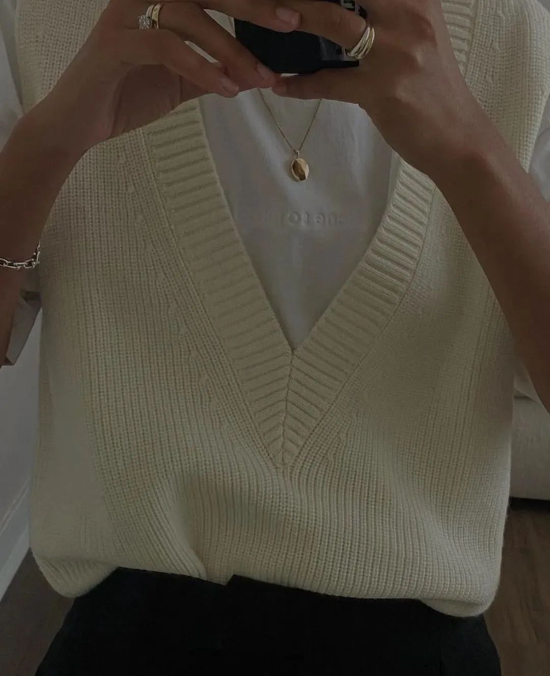 collins|朱莉最爱的奶油色，要怎么穿才看起来温柔又多金？