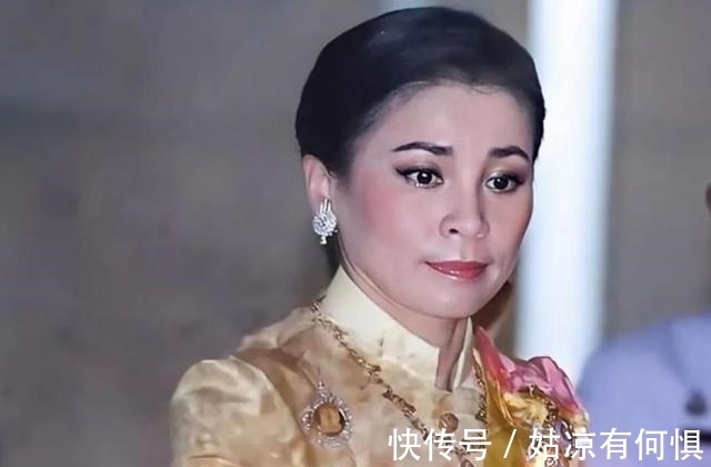 王后@苏提达待遇全面下降,身穿旧礼服实在寒酸,不及诗妮娜穿金戴银