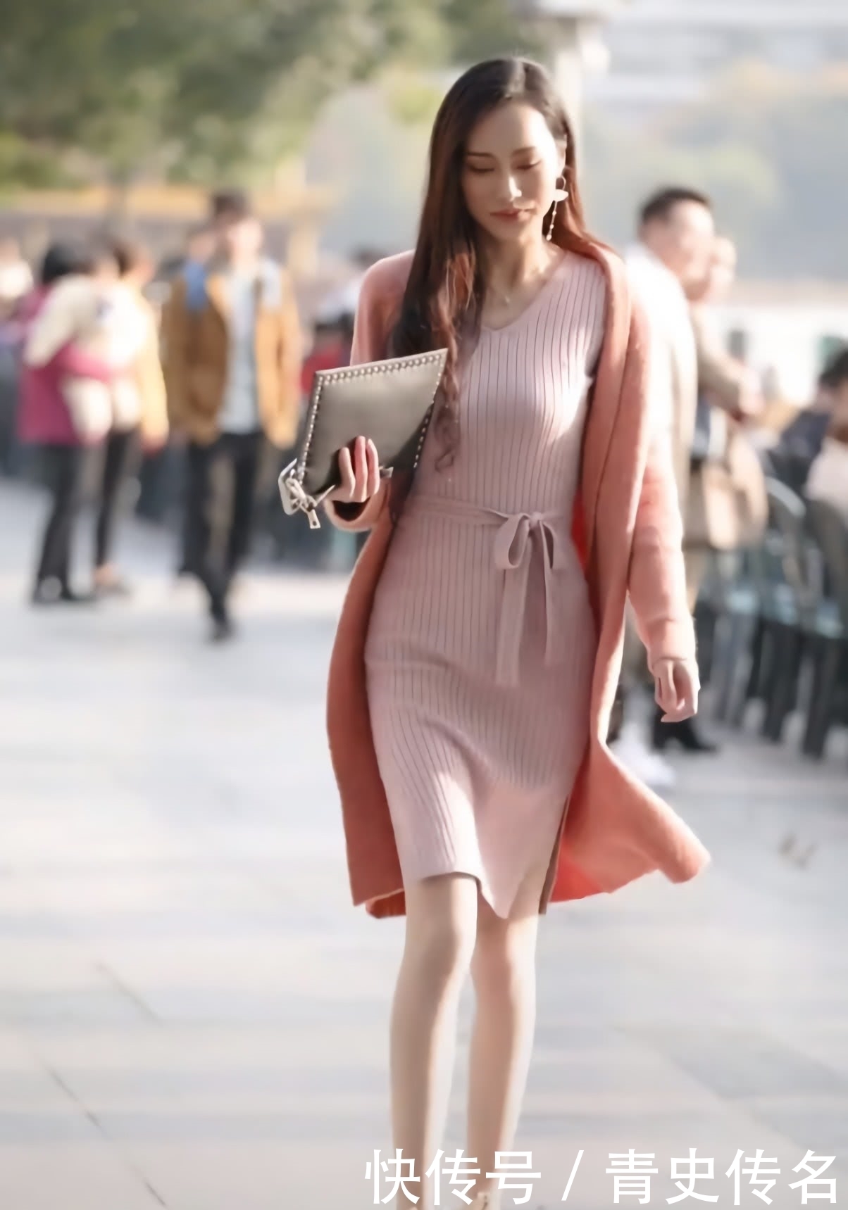 职业装|美女的包臀裙明明美翻了,她却走出“X型腿”,瞬间没了气质!